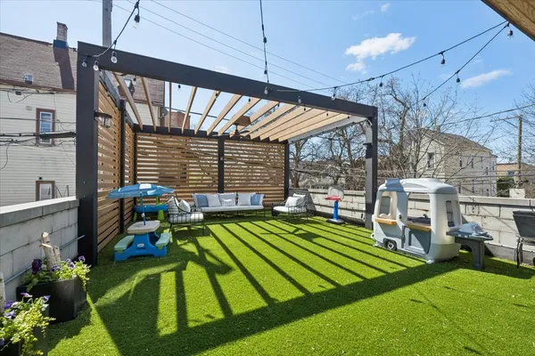 $899,000 | 2257 West Belmont Avenue, Unit 1W, Chicago, IL 60618