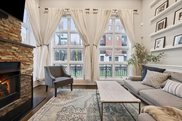 $899,000 | 2257 West Belmont Avenue, Unit 1W, Chicago, IL 60618