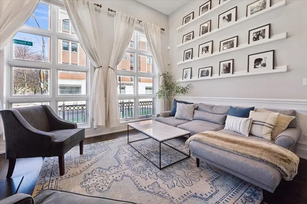 $899,000 | 2257 West Belmont Avenue, Unit 1W, Chicago, IL 60618