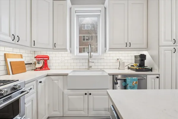 $899,000 | 2257 West Belmont Avenue, Unit 1W, Chicago, IL 60618