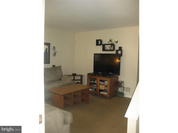 41 Lanford Road New Castle, DE 19720 - Photo 3 of 18 Living Room