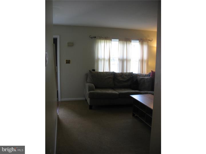 41 Lanford Road New Castle, DE 19720 - Photo 4 of 18 Living Room