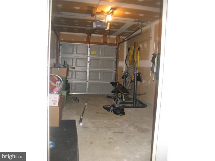 41 Lanford Road New Castle, DE 19720 - Photo 8 of 18 Garage