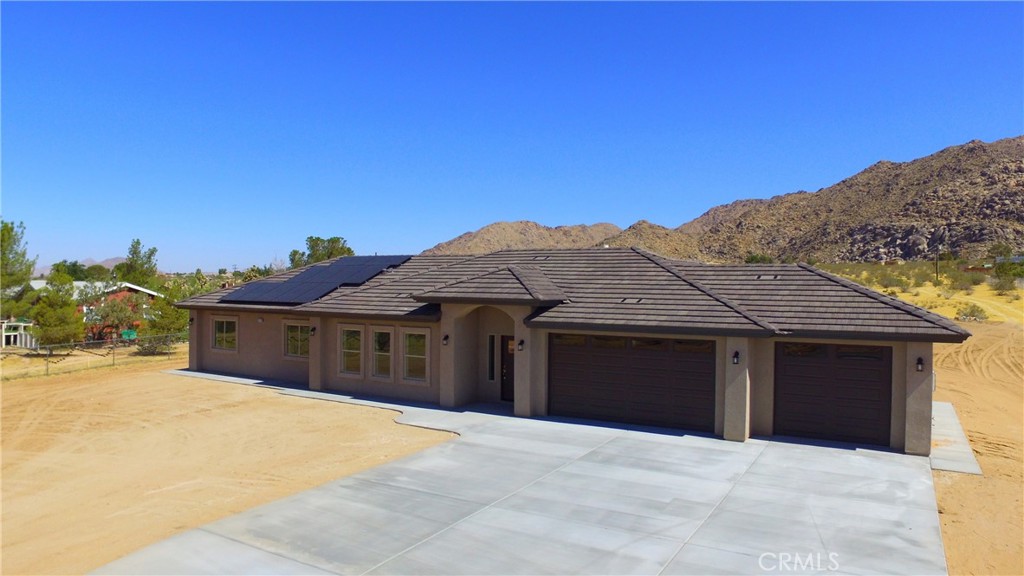 24236 Cahuilla Road Apple Valley, CA 92307 - Photo 3 of 48 a front view of a house with a yard