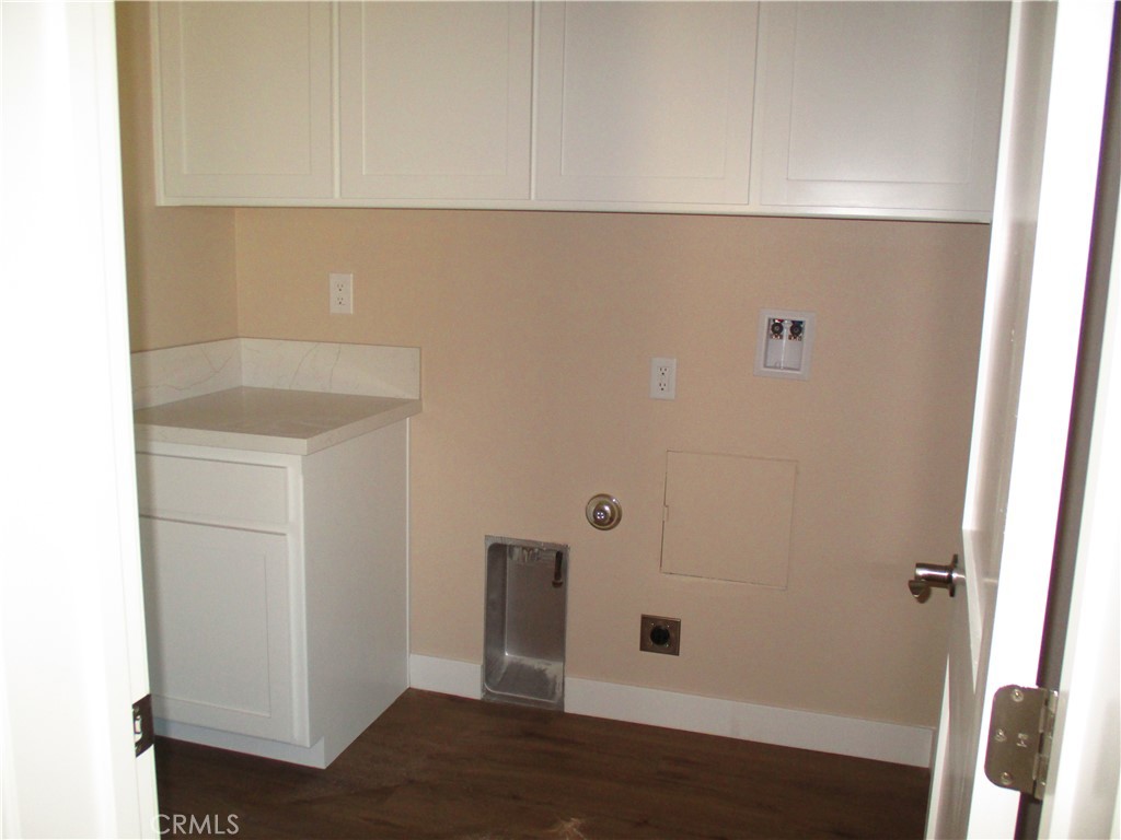 24236 Cahuilla Road Apple Valley, CA 92307 - Photo 36 of 48 a bathroom with a shower