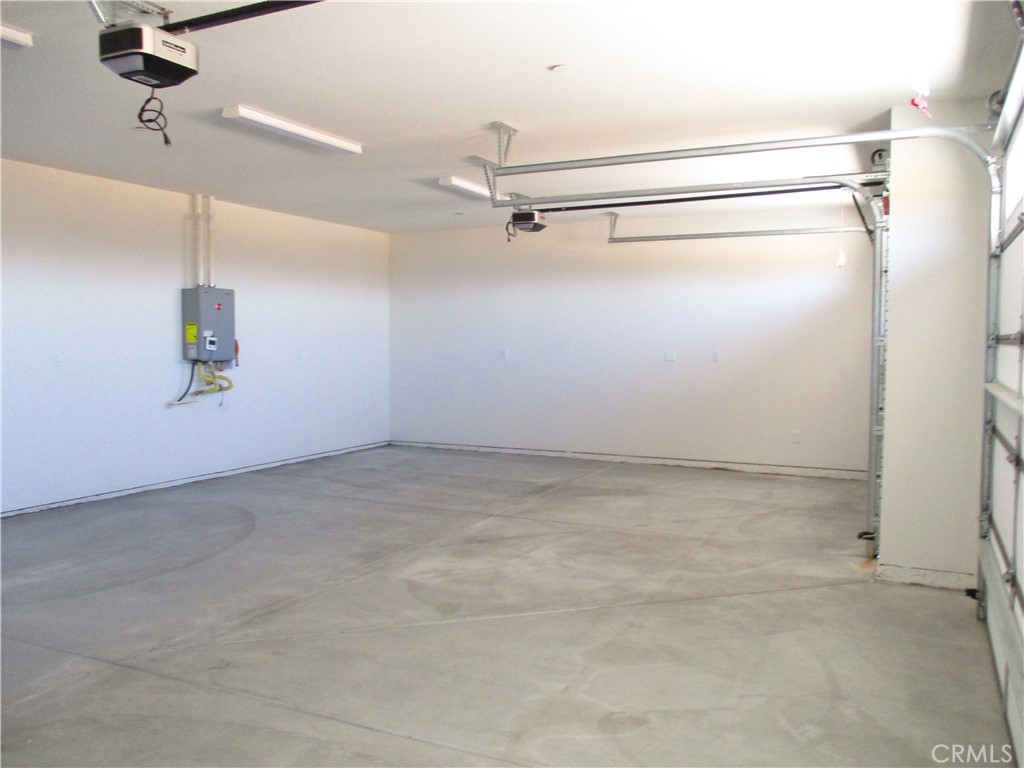 24236 Cahuilla Road Apple Valley, CA 92307 - Photo 38 of 48 a view of an empty room