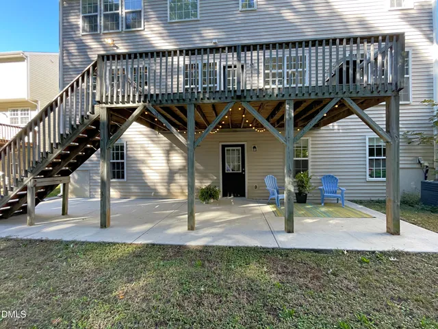 a view of a house with backyard
