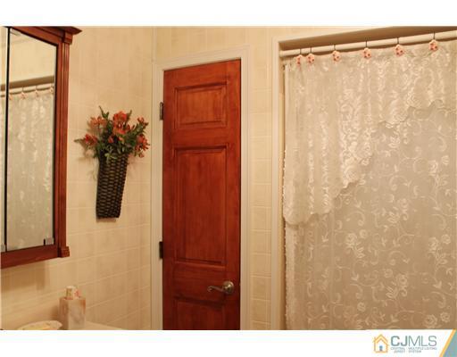 17 James Road East Brunswick, NJ 08816 - Photo 8 of 15 Gallery Image 8