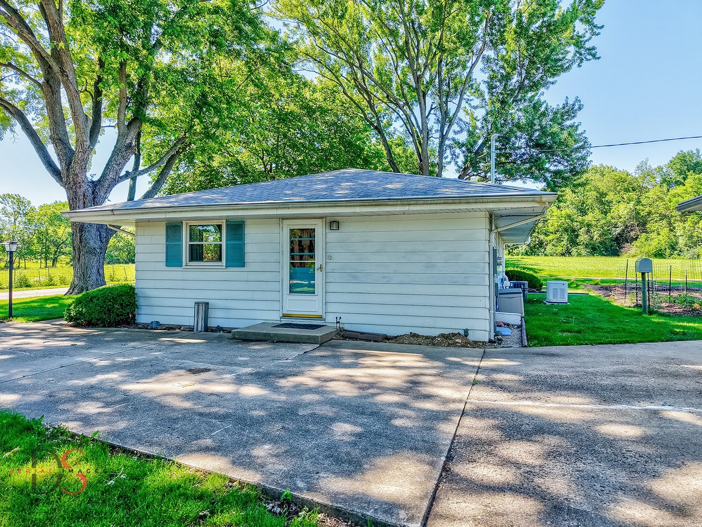 609 9th Avenue Ottawa, IL 61350 - Photo 9 of 28 a view of a house with a yard