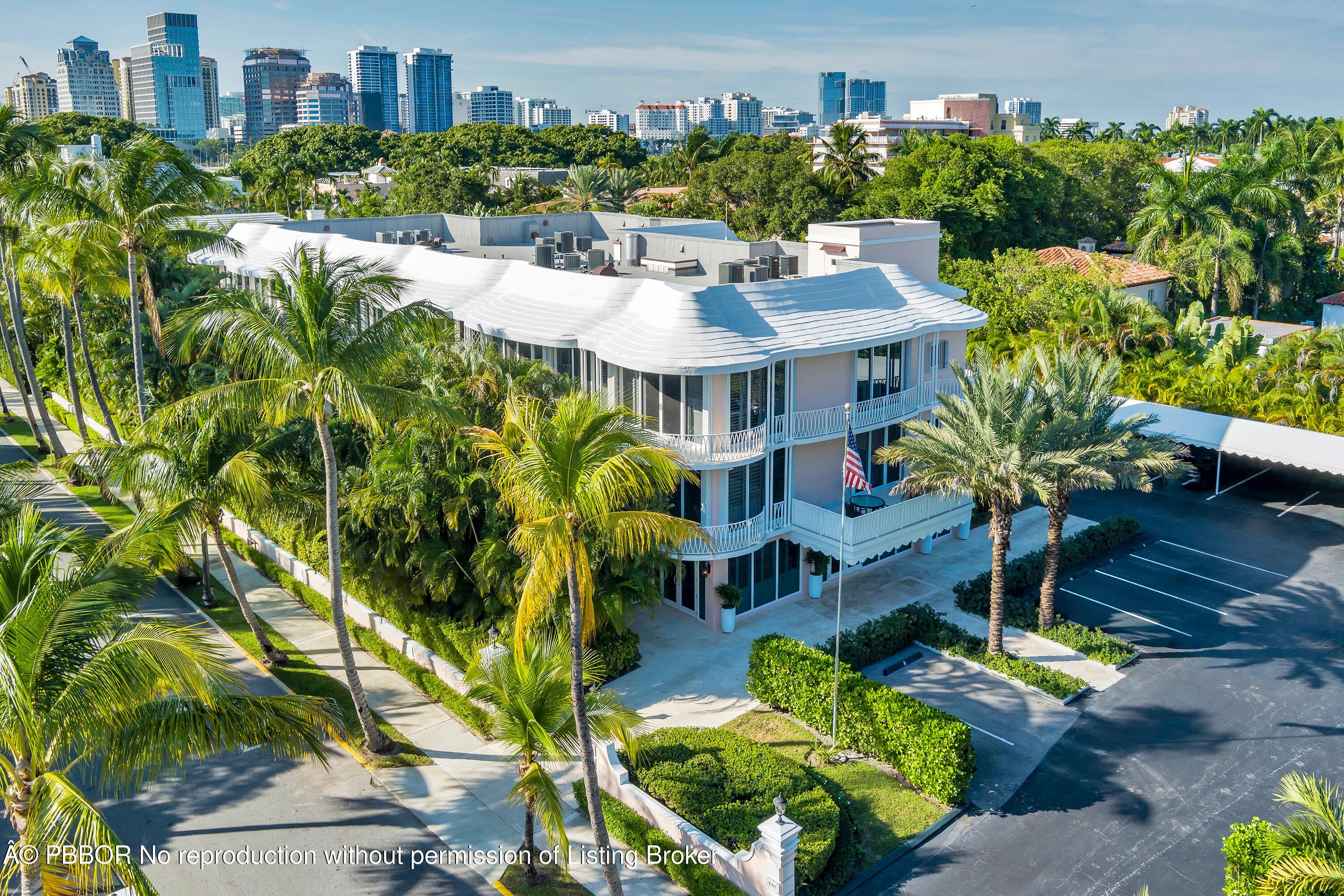 429 Australian Avenue, Unit 110 Palm Beach, FL 33480 - Photo 16 of 18 a view of a patio with table and chairs and potted plants