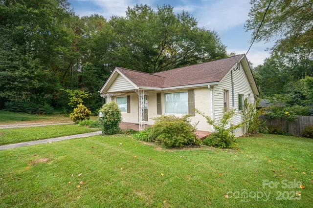 a view of a house with backyard and garden