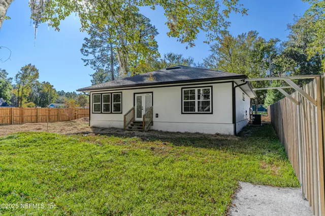 a view of a house with backyard and sitting area