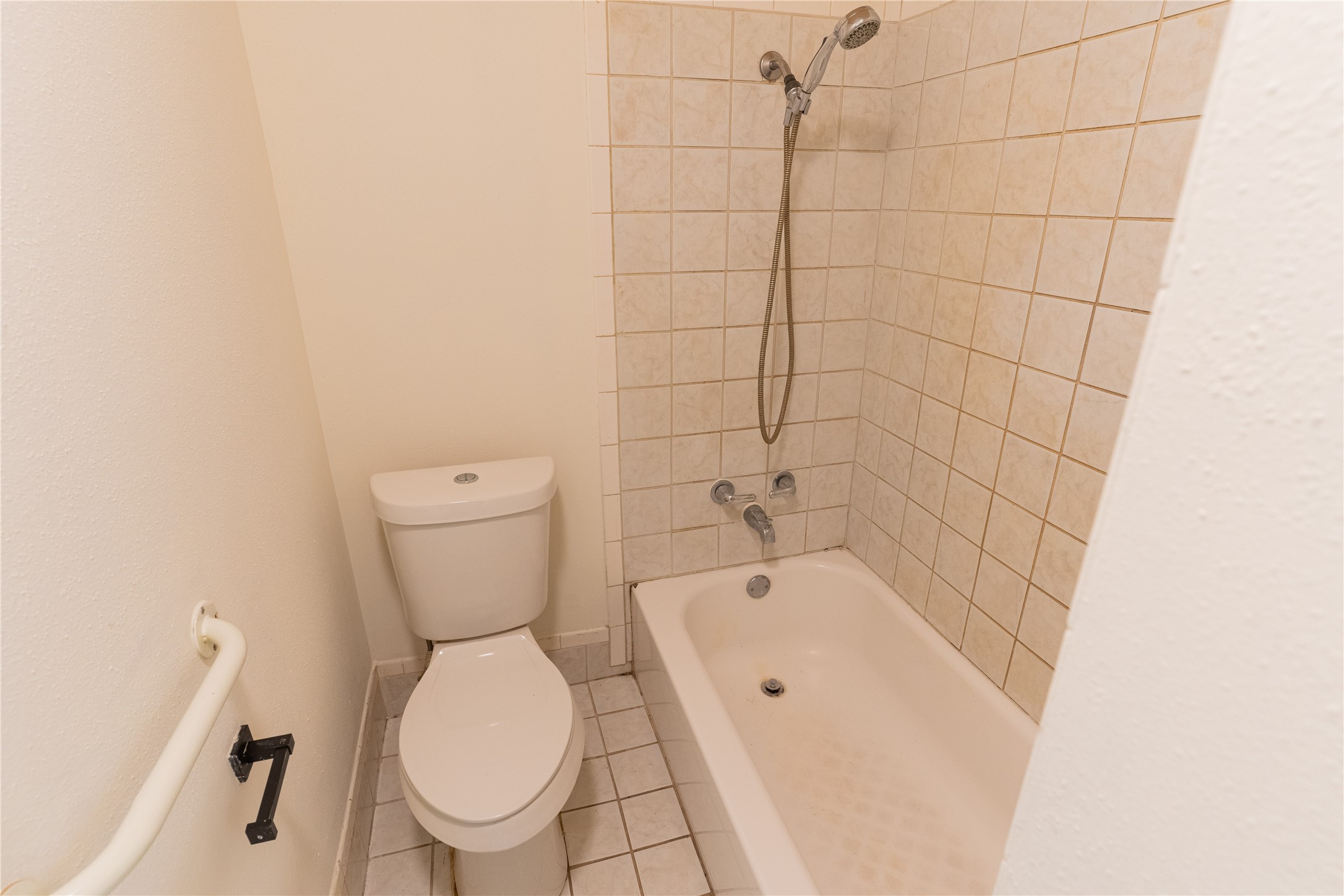 3314 Burke Road, Unit 39 Pasadena, TX 77504 - Photo 8 of 11 a bathroom with a toilet and a bathtub