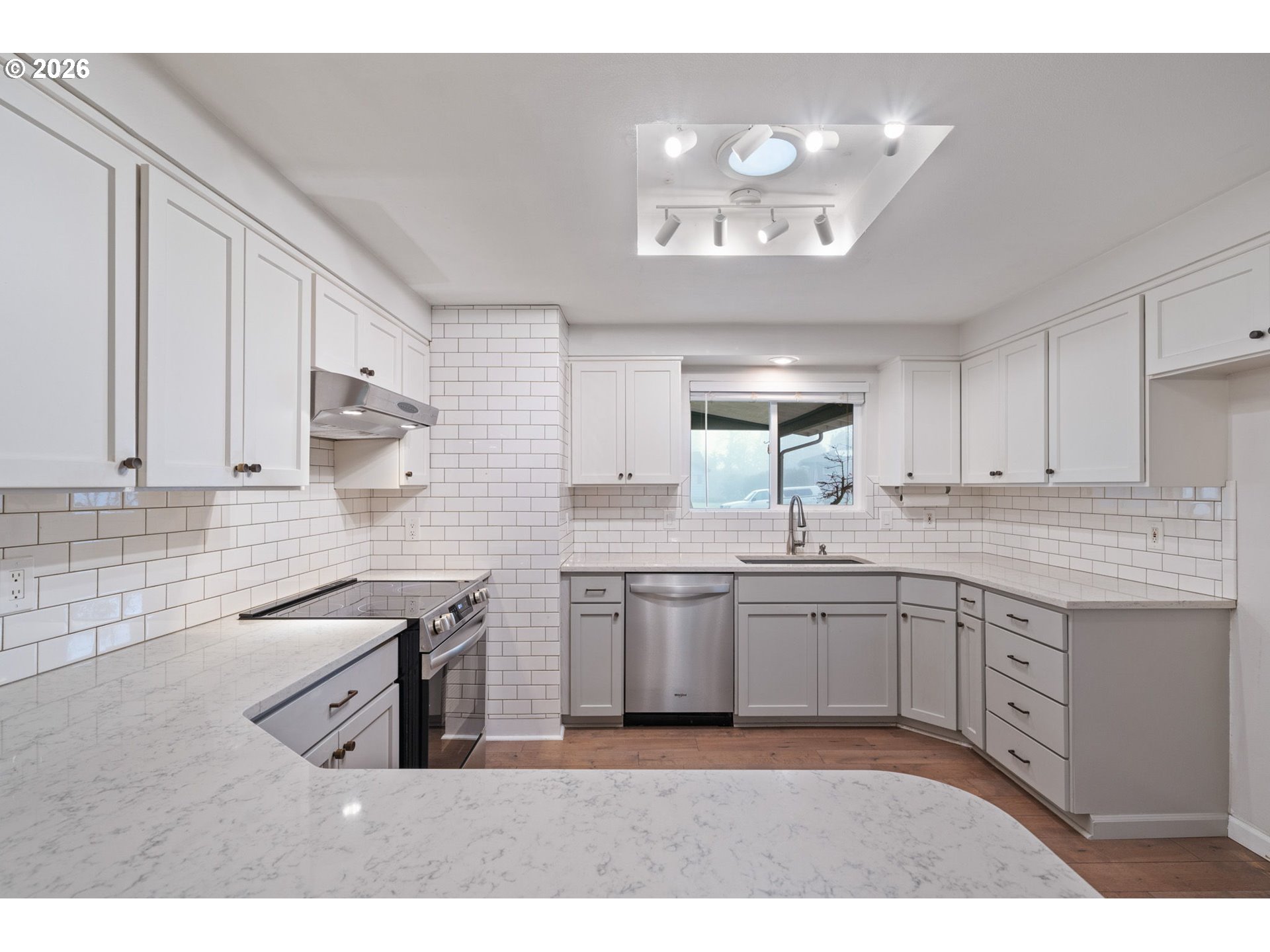 5546 Sinclair Street West Linn, OR 97068 - Photo 11 of 46 a kitchen with lots of counter top space