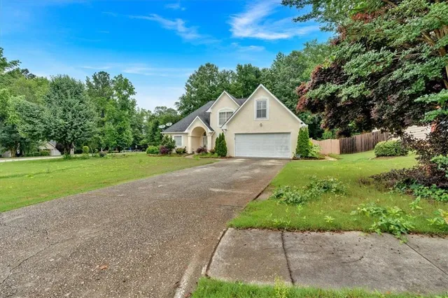 a view of a house with a yard