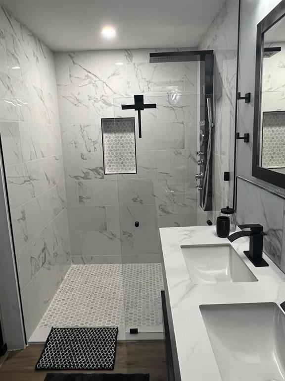 905 West 11th Avenue Mount Dora, FL 32757 - Photo 17 of 25 a bathroom with a sink and a mirror