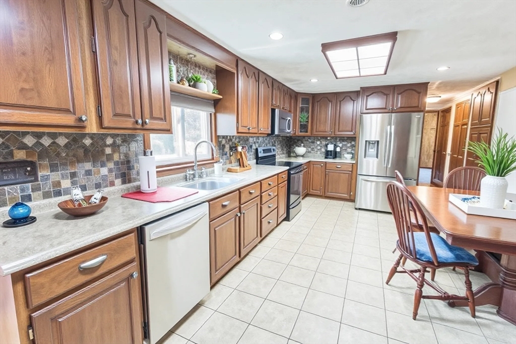 37 Colonial Way Rehoboth, MA 02769 - Photo 4 of 22 Gallery Image 4