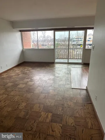 en empty room with windows