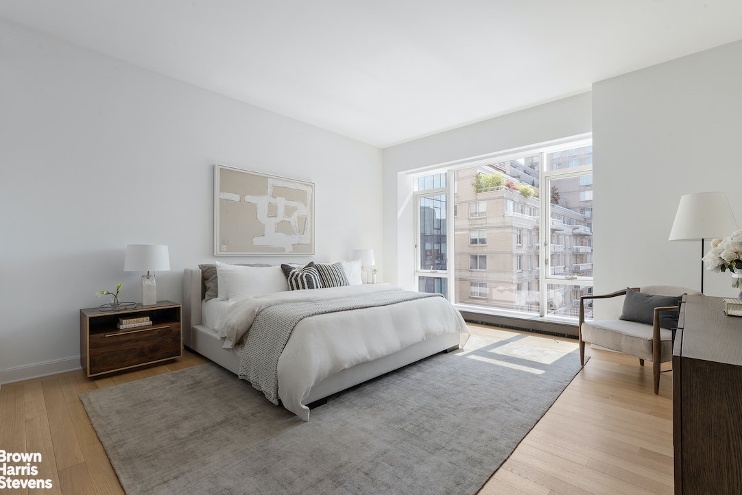 1289 Lexington Avenue, Unit 18C Manhattan, NY 10028 - Photo 5 of 20 a spacious bedroom with a bed and a large window