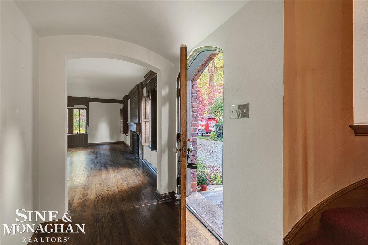 65 Moran Road Grosse Pointe Farms, MI 48236 - Photo 2 of 37