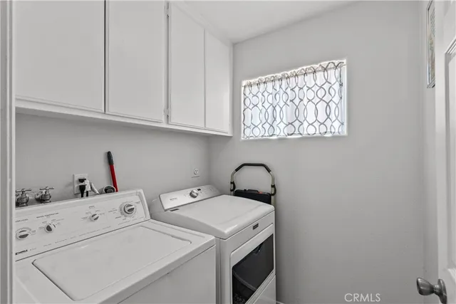 a view of a house with backyard and garden