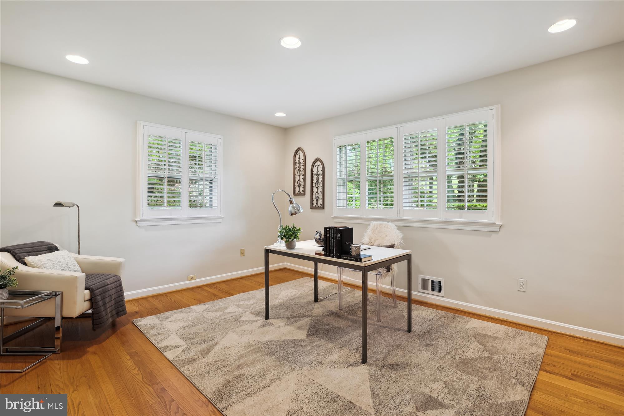 1808 Briar Ridge Court McLean, VA 22101 - Photo 25 of 61 Main level bedroom with en-suite bathroom