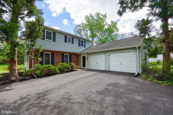 $425,000 | 2105 Southbrook Drive, York, PA 17403