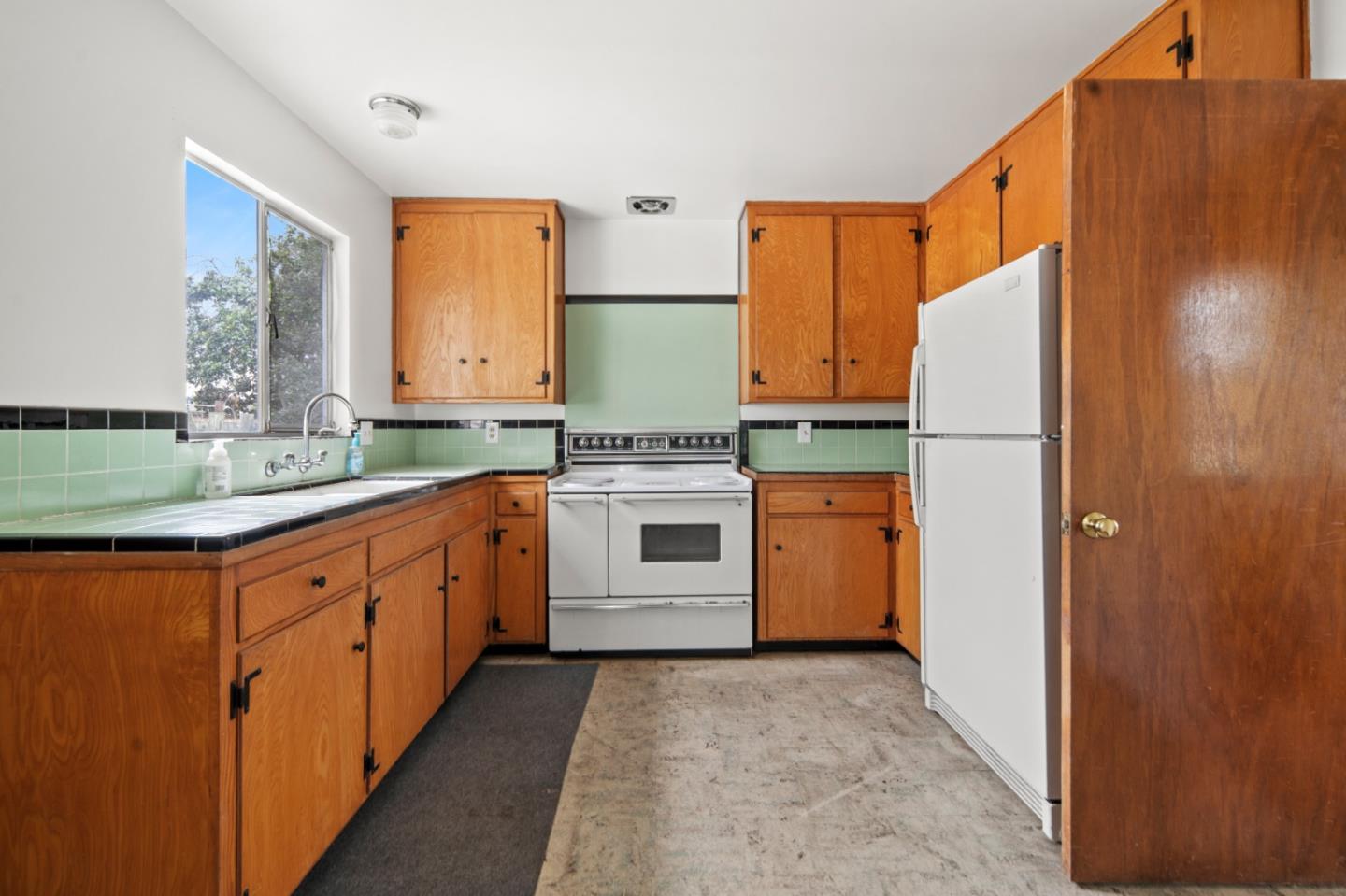 1079 Wheeler Street Seaside, CA 93955 - Photo 7 of 21