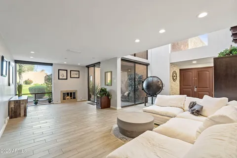 $575,000 | 7401 North Scottsdale Road, Unit 24, Paradise Valley, AZ 85253
