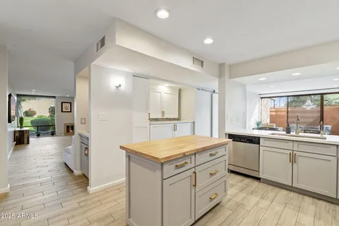 $575,000 | 7401 North Scottsdale Road, Unit 24, Paradise Valley, AZ 85253