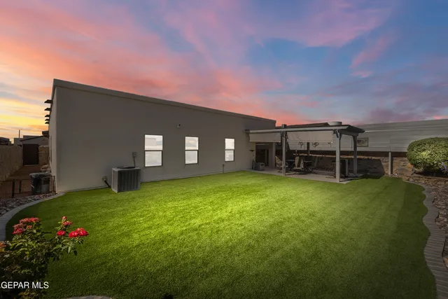 a view of a house with backyard and garden