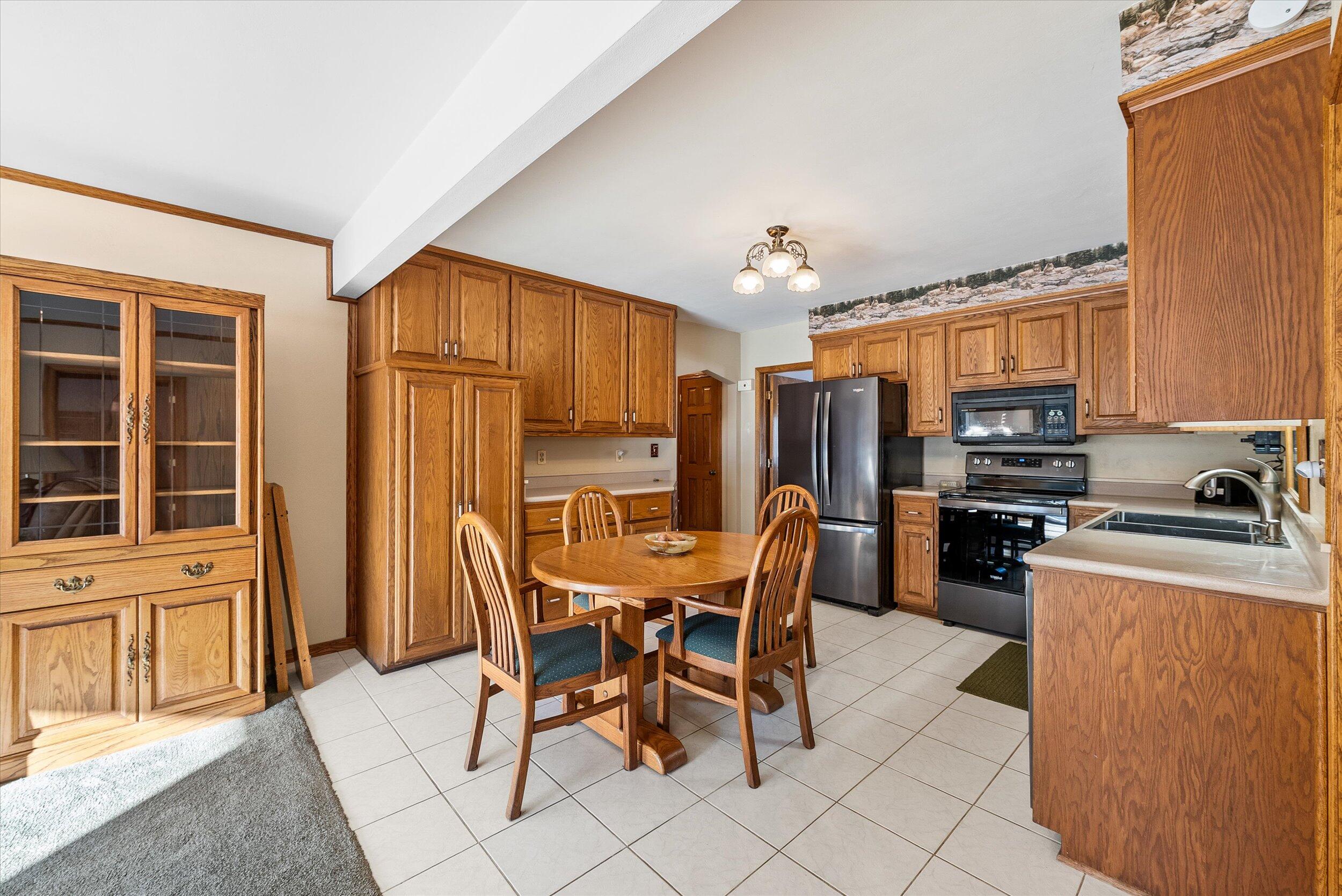 325 East Whitefish Road Port Washington, WI 53074 - Photo 9 of 44 09-Kitchen