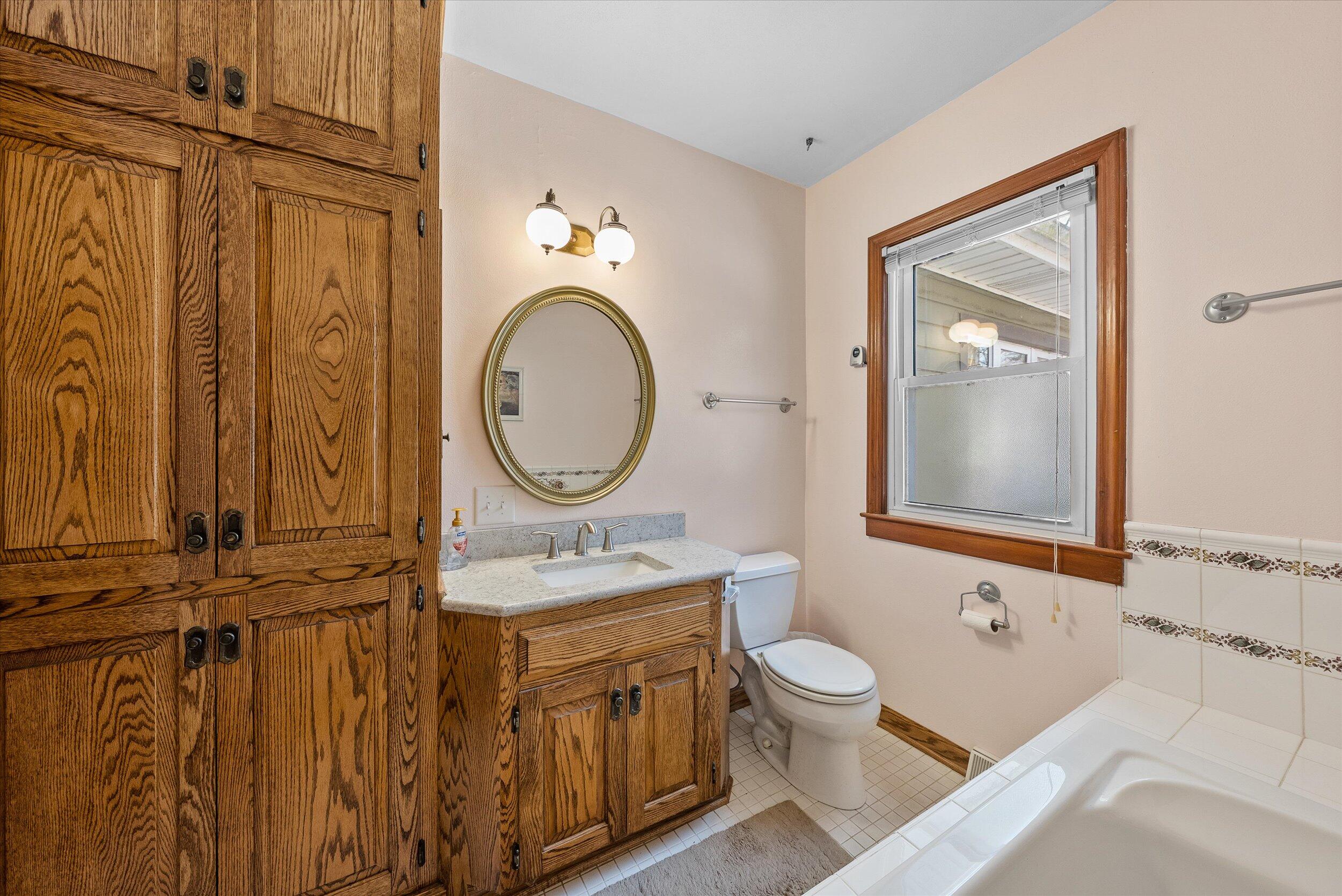 325 East Whitefish Road Port Washington, WI 53074 - Photo 15 of 44 15-Bathroom