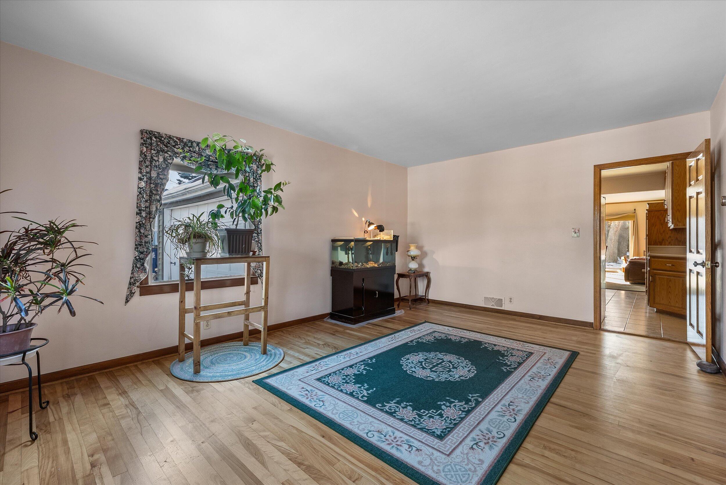 325 East Whitefish Road Port Washington, WI 53074 - Photo 17 of 44 17-Living Room