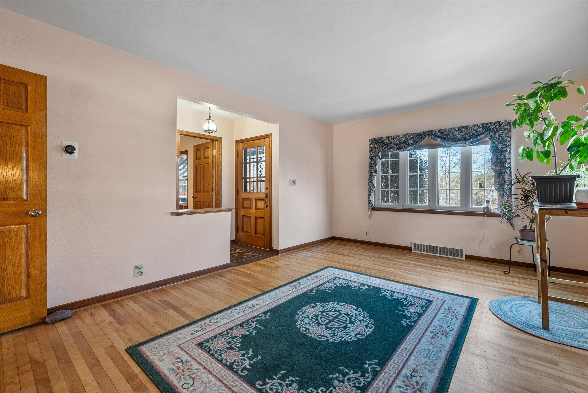325 East Whitefish Road Port Washington, WI 53074 - Photo 18 of 44 18-Living Room
