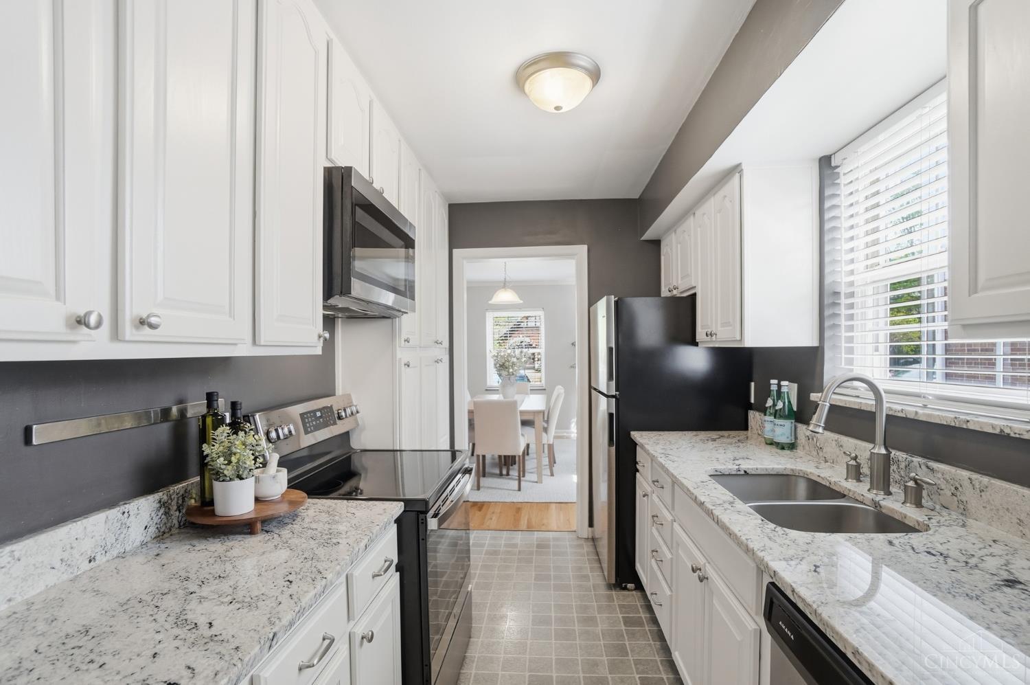 3863 Homewood Road Cincinnati, OH 45227 - Photo 13 of 44