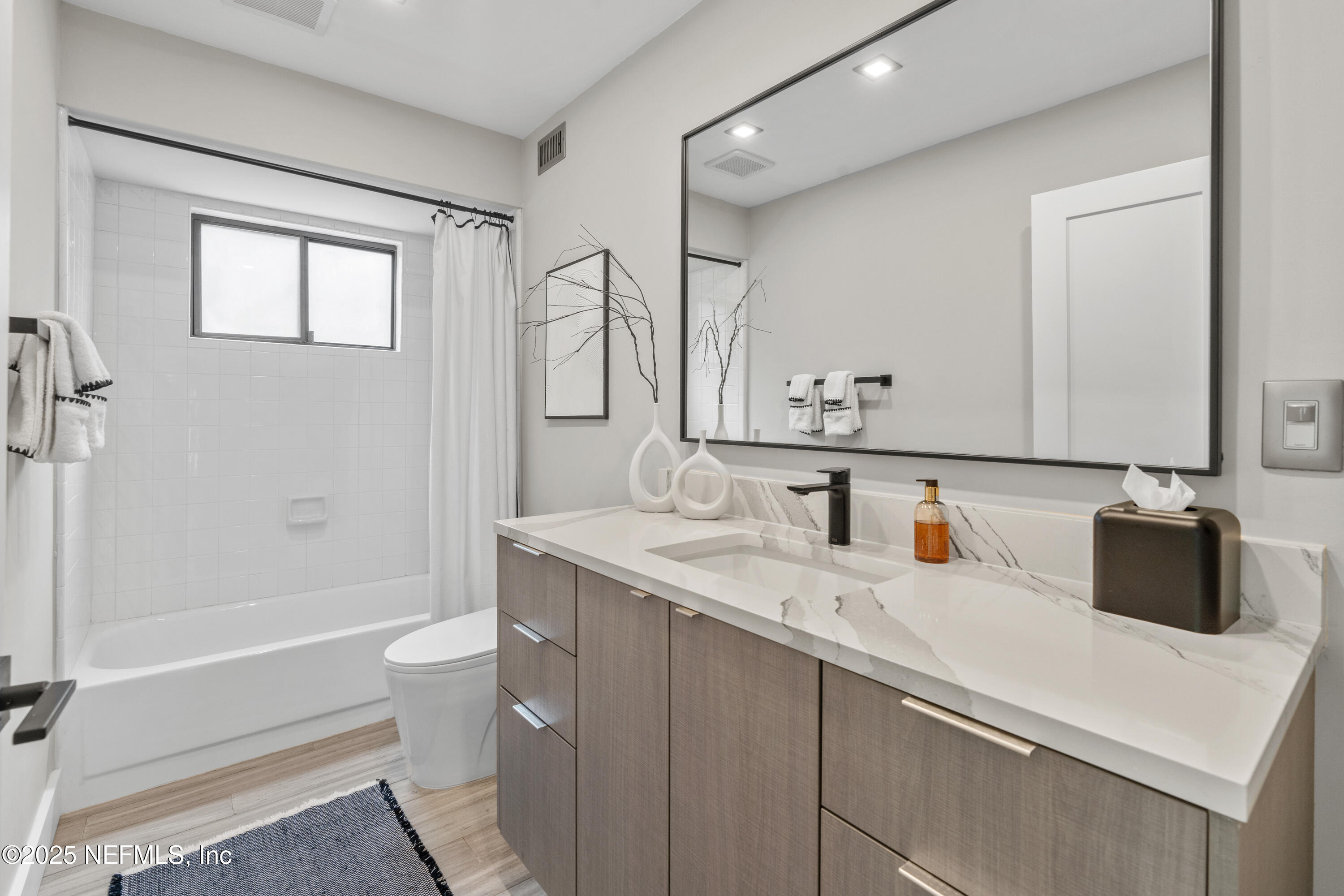 338 Magnolia Street Atlantic Beach, FL 32233 - Photo 14 of 26 Guest Bath