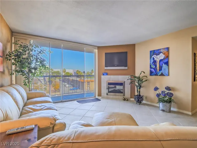 $179,000 | 725 North Royal Crest Circle, Unit 231, Las Vegas, NV 89169