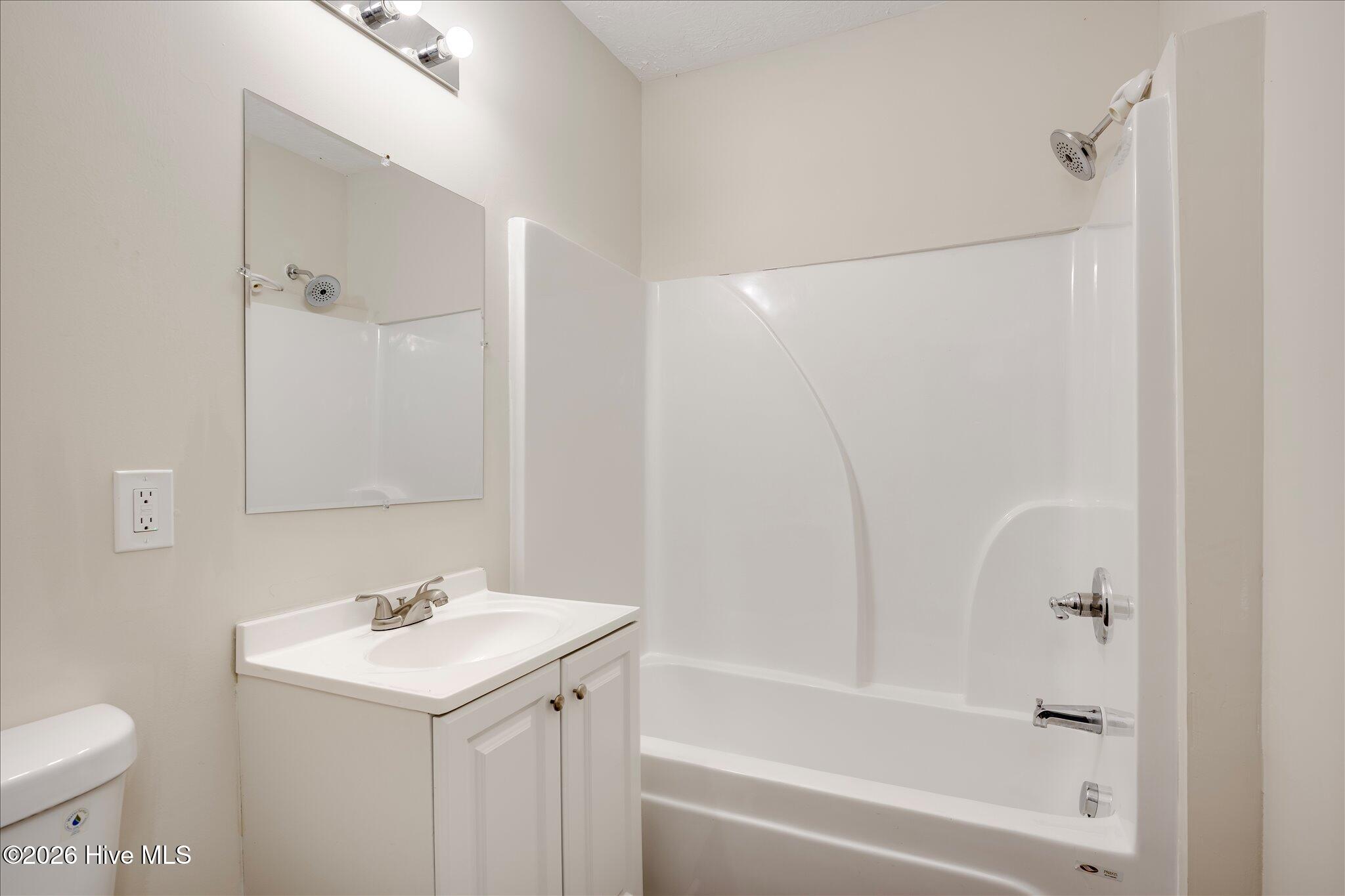 124 West Street Thomson, GA 30824 - Photo 19 of 28 Full Bathroom