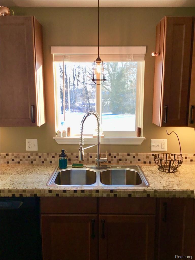 2531 West Coon Lake Road Howell, MI 48843 - Photo 11 of 31 152376E6-47C4-4BCF-BE54-04A59749C8CC.jpeg