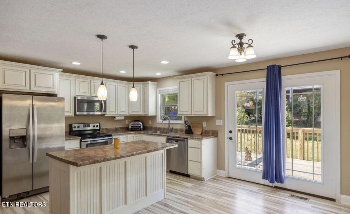 402 Cedar Circle Clinton, TN 37716 - Photo 3 of 35 IMG_1616