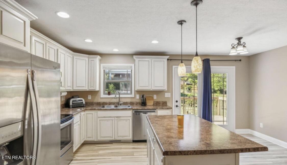 402 Cedar Circle Clinton, TN 37716 - Photo 4 of 35 IMG_1617