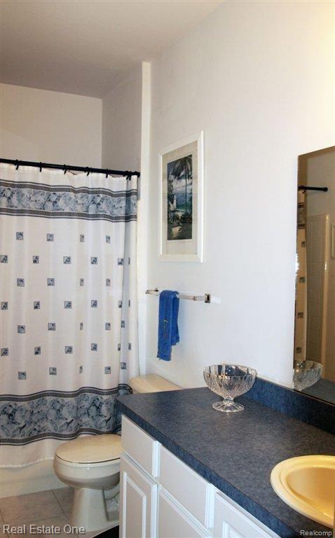 39178 Hayes Road, Unit 23 Clinton Township, MI 48038 - Photo 6 of 18 bath2.jpg