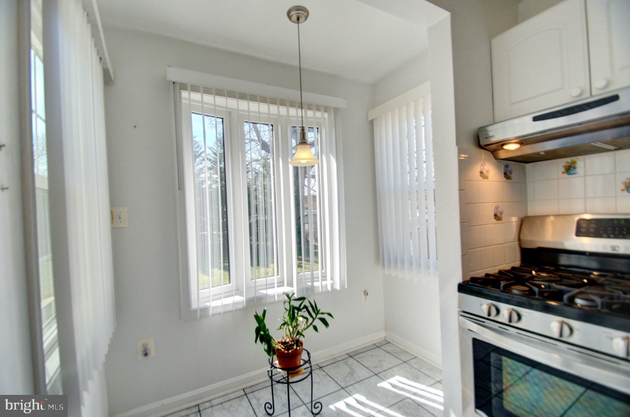 2816 Munson Street Silver Spring, MD 20902 - Photo 12 of 46 Table space