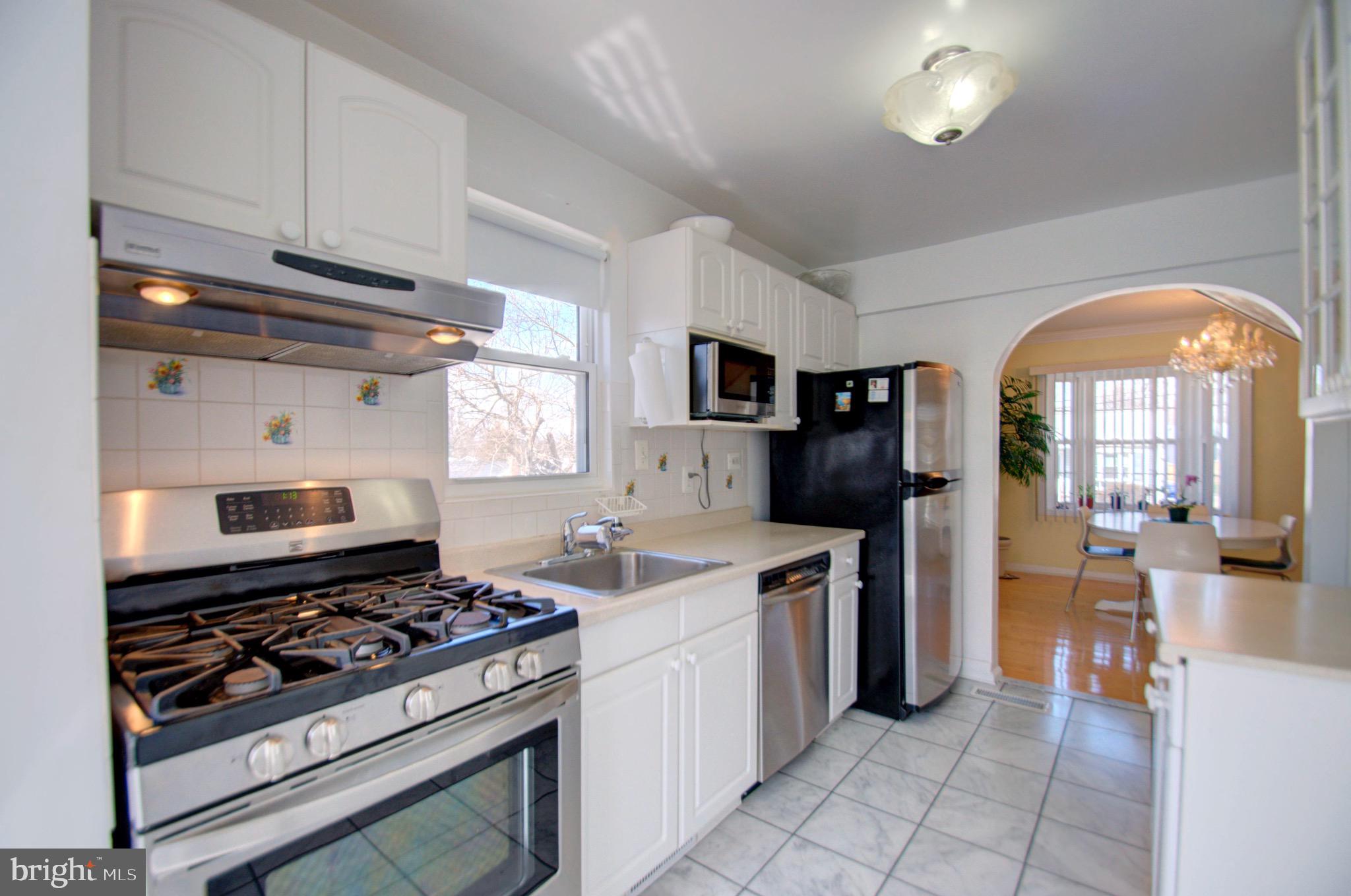 2816 Munson Street Silver Spring, MD 20902 - Photo 9 of 46 Gas cooking