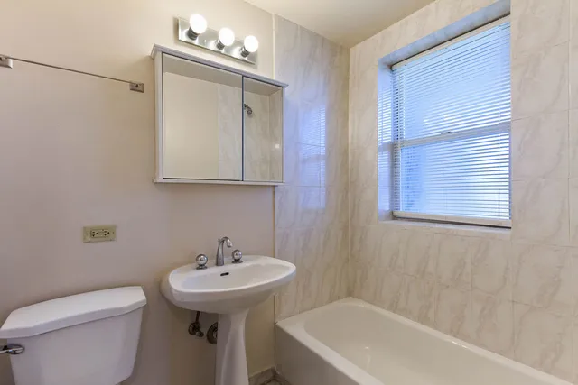 $1,450 | 4024 West Division Street, Unit 202, Chicago, IL 60651