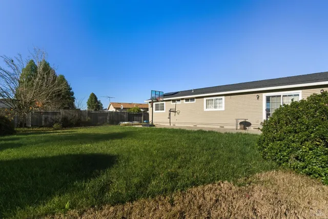 a view of a back yard