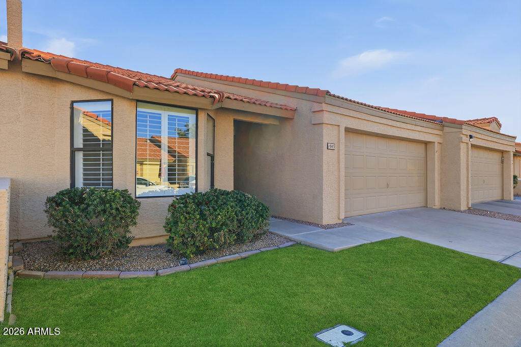 1021 South Greenfield Road, Unit 1045 Mesa, AZ 85206 - Photo 2 of 24 0B4A2069_grass_8bd04a6a-d959-4fab-82ae-4