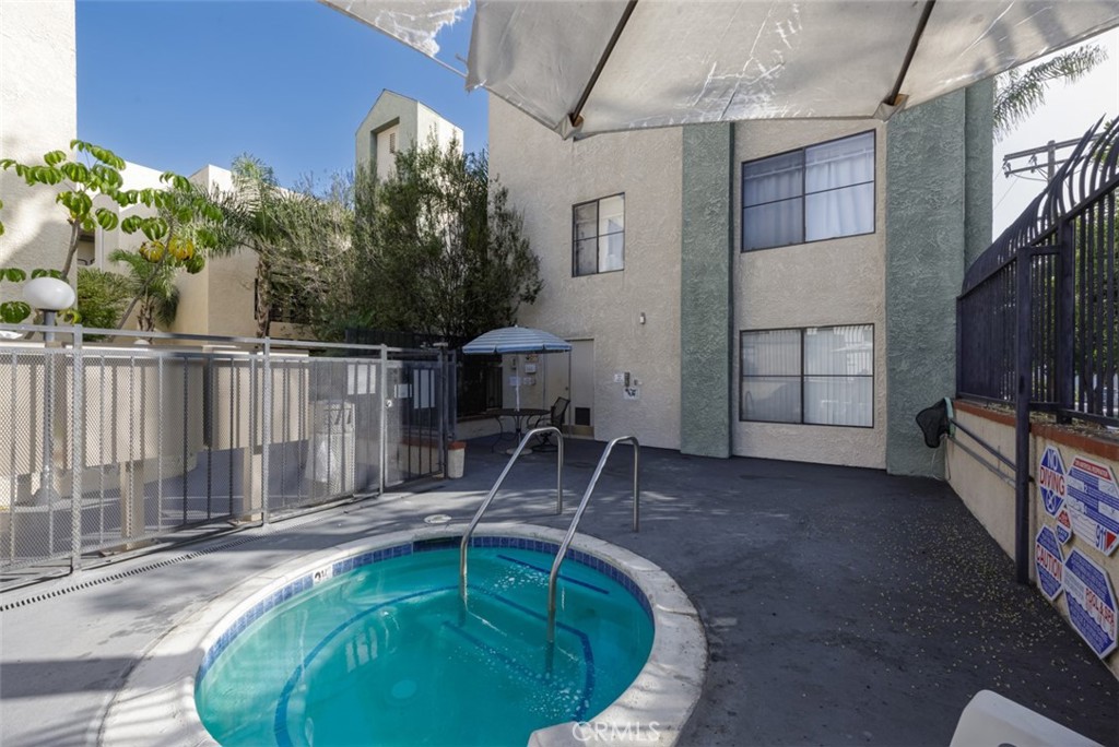 1237 East 6th Street, Unit 110 Long Beach, CA 90802 - Photo 22 of 22 a backyard of a house with table and chairs