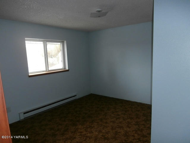 11302 Gilbert Road Yakima, WA 98903 - Photo 22 of 74 an empty room with a window